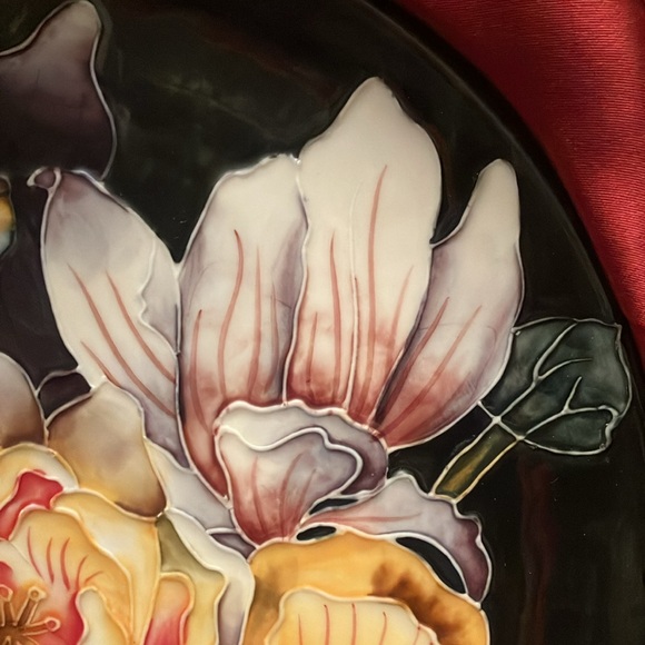 Beautiful & unique flower plate by Benaya by Innovative Ng ‘06. Gorgeous color❤️ - Picture 5 of 10